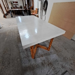 MESA DE MICROCEMENTO PATAS DE MADERA MODELO Y - Muebles Priscob