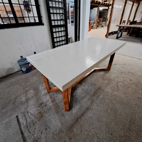 MESA DE MICROCEMENTO PATAS DE MADERA MODELO Y