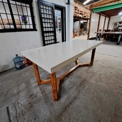 MESA DE MICROCEMENTO PATAS DE MADERA MODELO Y - comprar online