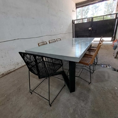 MESA DE MICROCEMENTO + SILLAS en internet