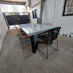 MESA DE MICROCEMENTO + SILLAS - Muebles Priscob