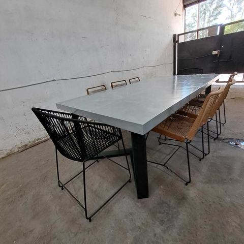 MESA DE MICROCEMENTO + SILLAS