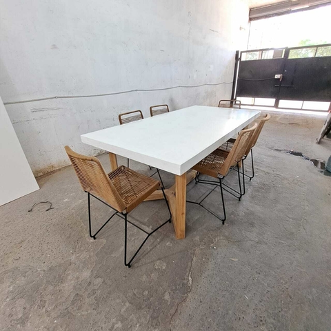 MESA DE MICROCEMENTO + 6 SILLAS