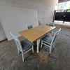 MESA EXTENSIBLE BICOLOR + 4 SILLAS