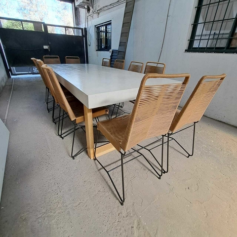 MESA DE MICROCEMENTO CON PATAS DE KIRI + SILLAS TULUM