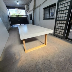 MESA DE MICROCEMENTO CON PATAS DE KIRI - tienda online