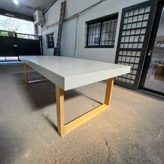 MESA DE MICROCEMENTO CON PATAS DE KIRI - Muebles Priscob