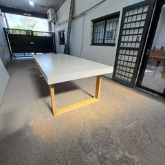 MESA DE MICROCEMENTO CON PATAS DE KIRI - comprar online