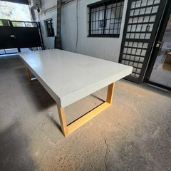 MESA DE MICROCEMENTO CON PATAS DE KIRI en internet