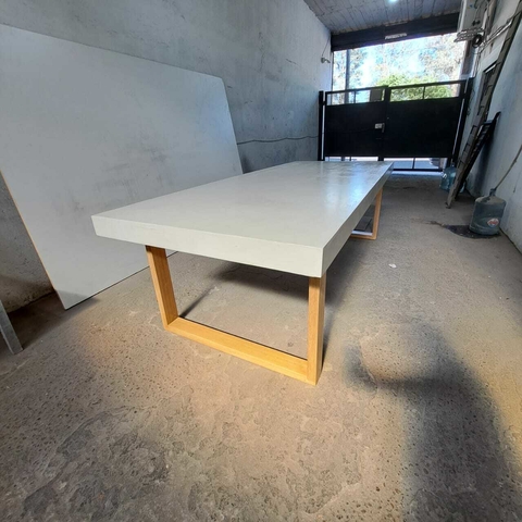 MESA DE MICROCEMENTO CON PATAS DE KIRI