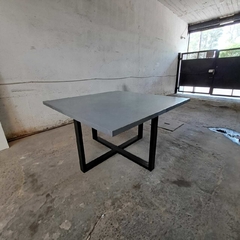 MESA CUADRADA DE MICROCEMENTO