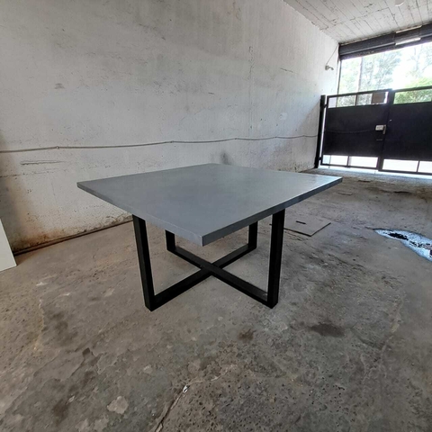 MESA CUADRADA DE MICROCEMENTO