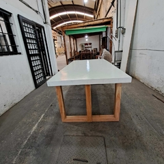 MESA DE MICROCEMENTO PATAS DE PARAISO