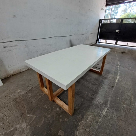 MESA DE MICROCEMENTO PATAS DE PARAISO