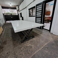 MESA DE MICROCEMENTO PATAS DE CAÑO CUADRADO MODELO W - tienda online