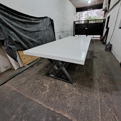 Imagen de MESA DE MICROCEMENTO PATAS DE CAÑO CUADRADO MODELO W
