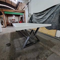 MESA DE MICROCEMENTO PATAS DE CAÑO CUADRADO MODELO W - Muebles Priscob