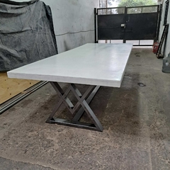 MESA DE MICROCEMENTO PATAS DE CAÑO CUADRADO MODELO W