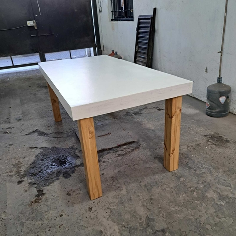 MESA DE MICROCEMENTO CON PATAS DE MADERA
