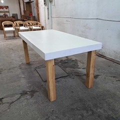 MESA DE MICROCEMENTO CON PATAS DE MADERA - comprar online