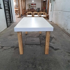 MESA DE MICROCEMENTO CON PATAS DE MADERA - Muebles Priscob