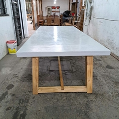 MESA DE MICROCEMENTO CON PATAS DE MADERA - Muebles Priscob