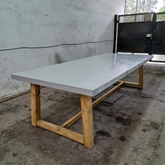 MESA DE MICROCEMENTO CON PATAS DE MADERA en internet