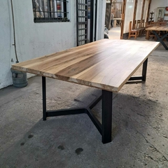 MESA DE PETIRIBI PATAS MODELO Y - Muebles Priscob