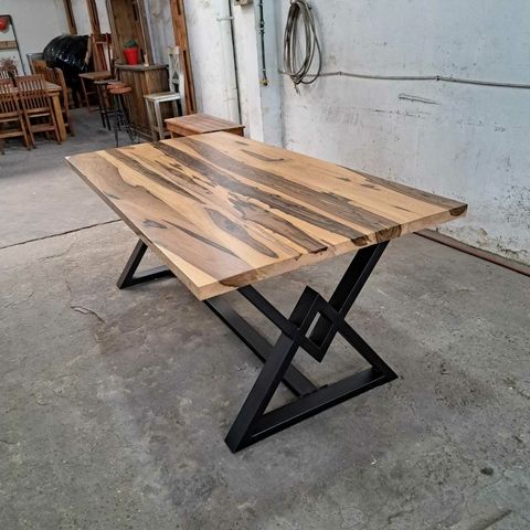 MESA DE GUAYUBIRA PATAS MODELO W