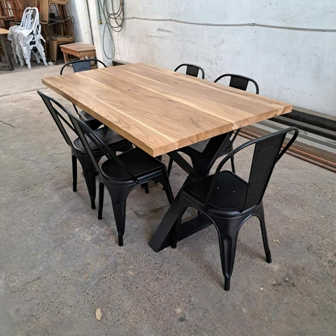 MESA DE PETIRIBI PATAS X + SILLAS TOLIX