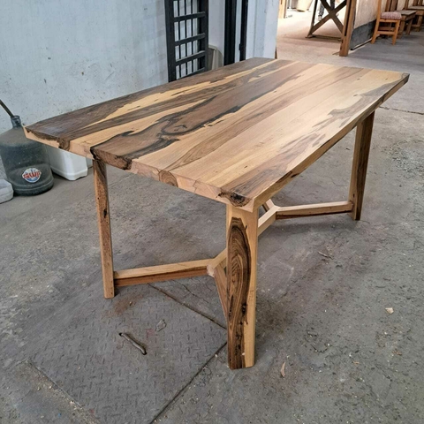 MESA DE GUAYUBIRA PATAS MODELO Y