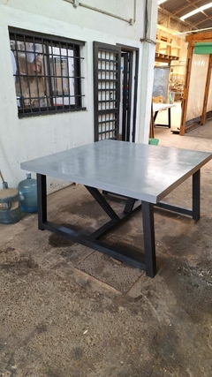 MESA DE MICROCEMENTO PATAS CABALLETE CUADRADA - tienda online