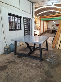 MESA DE MICROCEMENTO PATAS CABALLETE CUADRADA - Muebles Priscob