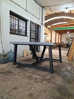 MESA DE MICROCEMENTO PATAS CABALLETE CUADRADA en internet