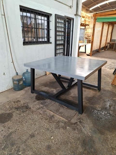 MESA DE MICROCEMENTO PATAS CABALLETE CUADRADA - comprar online