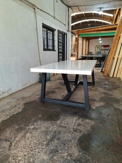 MESA DE MICROCEMENTO RECTANGULAR PATAS CABALLETE - Muebles Priscob