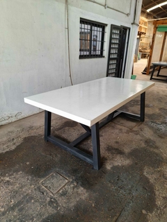 MESA DE MICROCEMENTO RECTANGULAR PATAS CABALLETE en internet