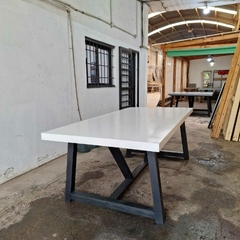 MESA DE MICROCEMENTO RECTANGULAR PATAS CABALLETE - tienda online