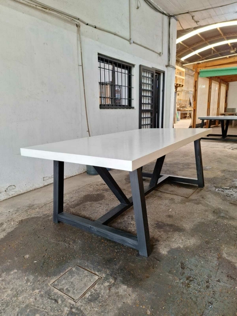 MESA DE MICROCEMENTO RECTANGULAR PATAS CABALLETE