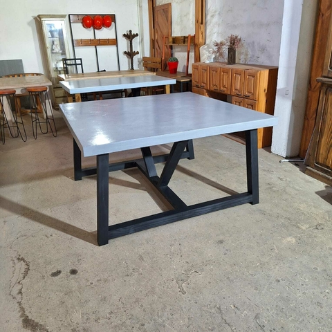 MESA DE MICROCEMENTO PATAS CABALLETE CUADRADA