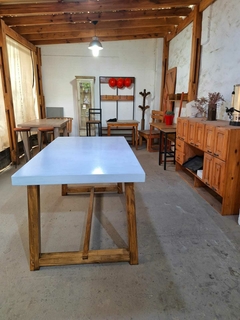 Imagen de MESA DE MICROCEMENTO PATAS DE MADERA