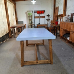 MESA DE MICROCEMENTO PATAS DE MADERA - tienda online