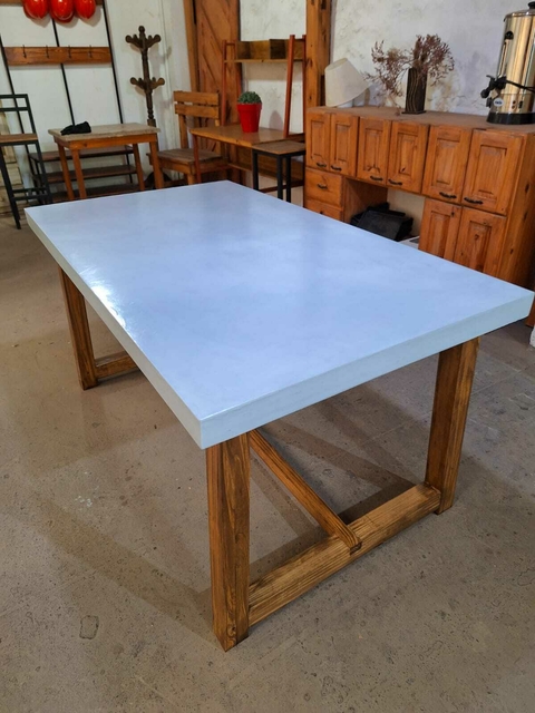 MESA DE MICROCEMENTO PATAS DE MADERA