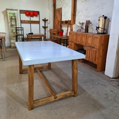 MESA DE MICROCEMENTO PATAS DE MADERA en internet