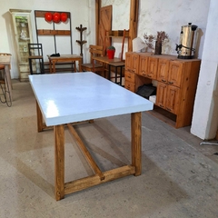 MESA DE MICROCEMENTO PATAS DE MADERA - comprar online