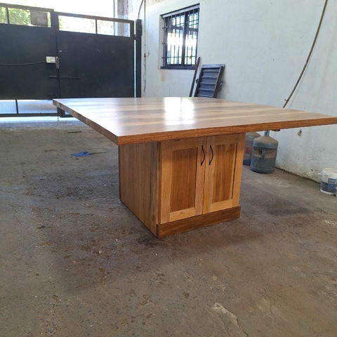 MESA CUADRADA CON ESPACIO DE GUARDADO