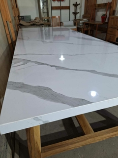 MESA DE SPL CON PATAS DE MADERA en internet