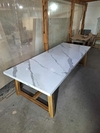 MESA DE SPL CON PATAS DE MADERA