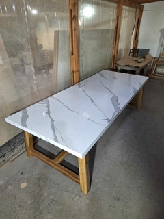 MESA DE SPL CON PATAS DE MADERA