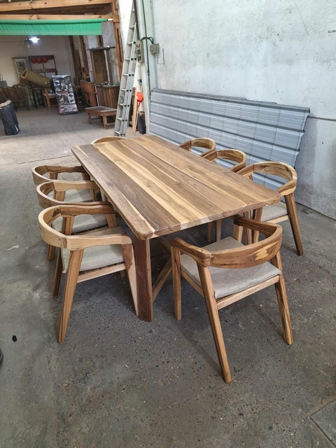 MESA DE PETIRIBI PUNTAS REDONDEADAS + SILLAS COLONIALES + ALMOHADONES